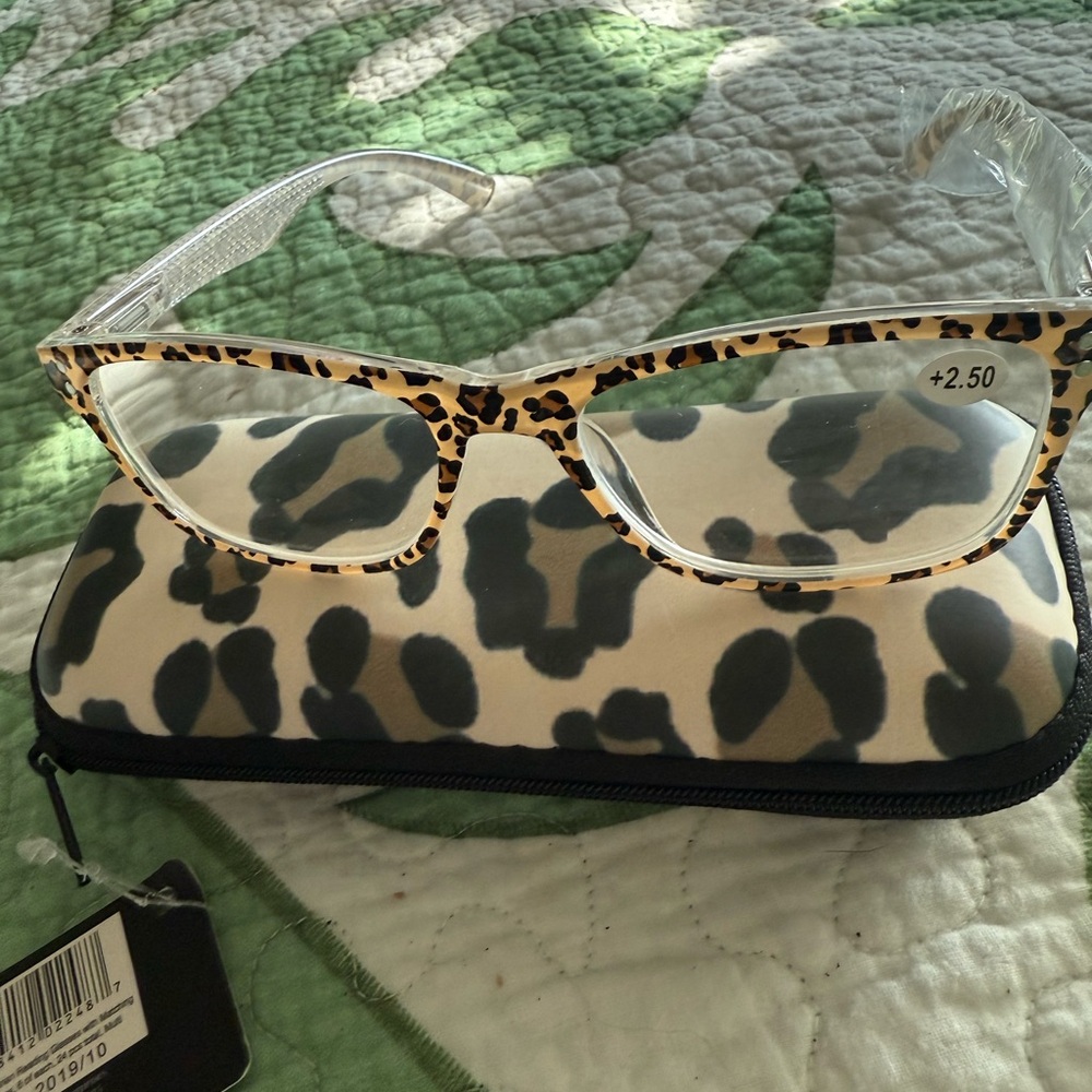 Leopard Print Reading Glasses with Case 4.00 power